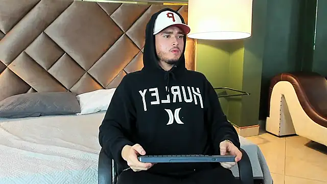 Snapshot of Salvattore_Muller chatting on February 9, 2026, 6:33 am Salvattore Muller online show from February 9, 2026, 6:33 am