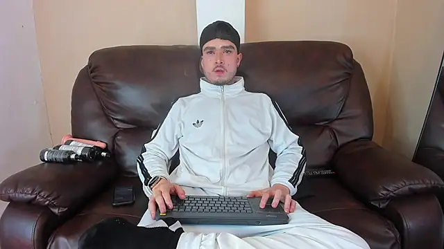 Snapshot of Salvattore_Muller chatting on April 9, 2026, 12:34 am Salvattore Muller online show from April 9, 2026, 12:34 am