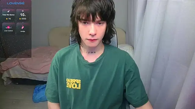 Snapshot of LeonBoykisser chatting on May 10, 2026, 5:15 pm LeonBoykisser online show from May 10, 2026, 5:15 pm