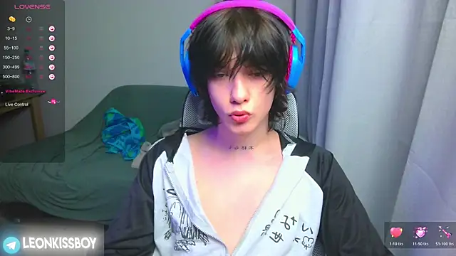 Snapshot of LeonBoykisser chatting on April 8, 2026, 7:48 pm LeonBoykisser online show from April 8, 2026, 7:48 pm