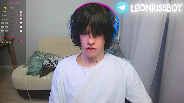 Snapshot of LeonBoykisser chatting on April 10, 2026, 12:50 am LeonBoykisser online show from April 10, 2026, 12:50 am