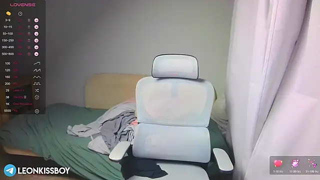 Snapshot of LeonBoykisser chatting on March 20, 2026, 8:32 pm LeonBoykisser online show from March 20, 2026, 8:32 pm