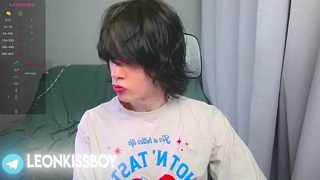 Snapshot of LeonBoykisser chatting on April 10, 2026, 7:10 pm LeonBoykisser online show from April 10, 2026, 7:10 pm