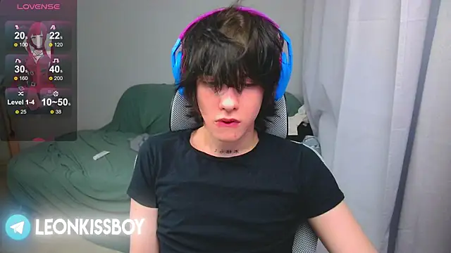 Snapshot of LeonBoykisser chatting on April 15, 2026, 4:07 am LeonBoykisser online show from April 15, 2026, 4:07 am