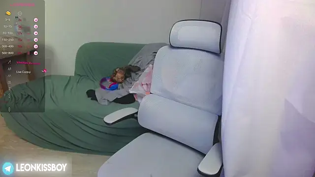 Snapshot of LeonBoykisser chatting on April 5, 2026, 9:10 pm LeonBoykisser online show from April 5, 2026, 9:10 pm