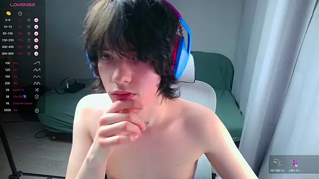 Snapshot of LeonBoykisser chatting on March 8, 2026, 3:37 pm LeonBoykisser online show from March 8, 2026, 3:37 pm