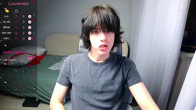 Snapshot of LeonBoykisser chatting on March 19, 2026, 10:43 pm LeonBoykisser online show from March 19, 2026, 10:43 pm