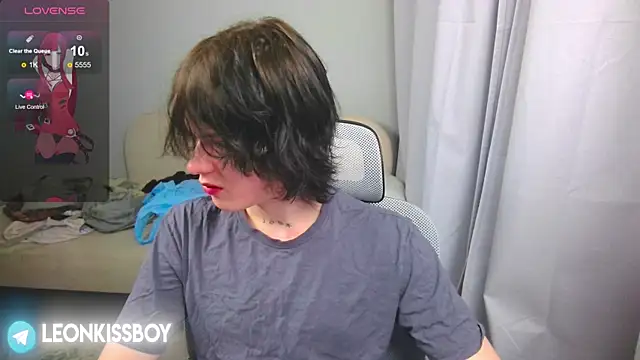 Snapshot of LeonBoykisser chatting on April 13, 2026, 9:52 pm LeonBoykisser online show from April 13, 2026, 9:52 pm