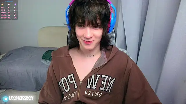 Snapshot of LeonBoykisser chatting on June 11, 2026, 6:49 pm LeonBoykisser online show from June 11, 2026, 6:49 pm