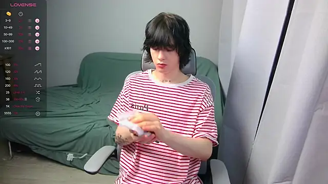 Snapshot of LeonBoykisser chatting on March 4, 2026, 3:53 pm LeonBoykisser online show from March 4, 2026, 3:53 pm