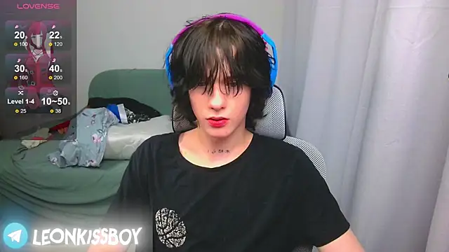 Snapshot of LeonBoykisser chatting on April 15, 2026, 4:11 pm LeonBoykisser online show from April 15, 2026, 4:11 pm