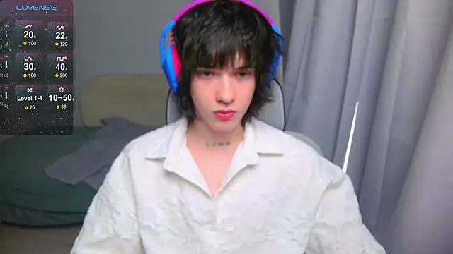 Snapshot of LeonBoykisser chatting on April 30, 2026, 2:18 am LeonBoykisser online show from April 30, 2026, 2:18 am