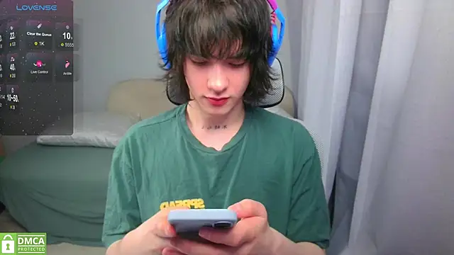 Snapshot of LeonBoykisser chatting on May 18, 2026, 6:34 pm LeonBoykisser online show from May 18, 2026, 6:34 pm