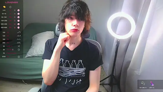 Snapshot of LeonBoykisser chatting on March 10, 2026, 1:26 pm LeonBoykisser online show from March 10, 2026, 1:26 pm