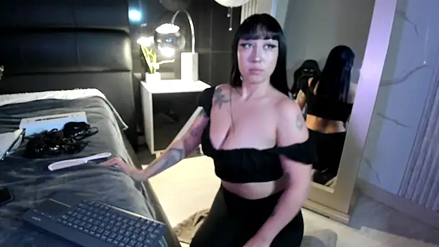 Snapshot of KomiCatt chatting on February 17, 2026, 12:02 pm KomiCatt online show from February 17, 2026, 12:02 pm