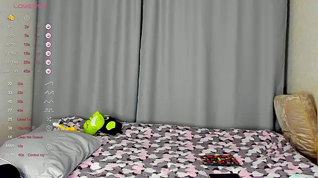 Snapshot of Allettaevee chatting on February 6, 2026, 1:01 am Allettaevee online show from February 6, 2026, 1:01 am