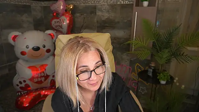 MiaRossy online show from February 17, 2026, 12:02 pm