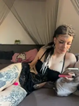 Snapshot of demonLamia chatting on May 23, 2026, 5:23 pm demonLamia online show from May 23, 2026, 5:23 pm
