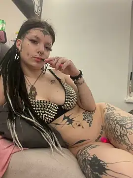 Snapshot of demonLamia chatting on May 2, 2026, 4:23 pm demonLamia online show from May 2, 2026, 4:23 pm