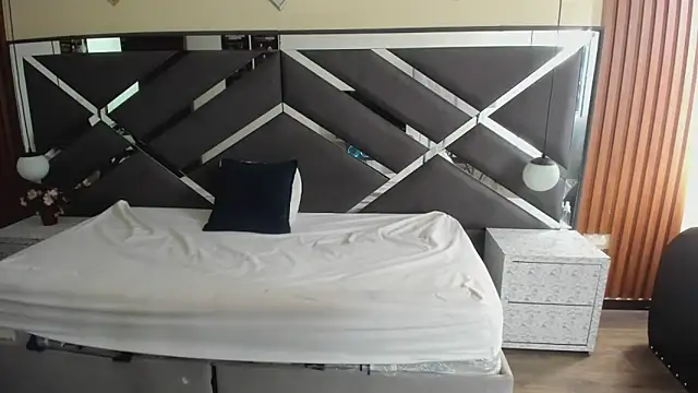 Ambarross  online show from April 8, 2026, 1:23 pm