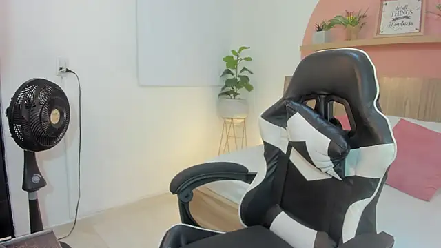 Snapshot of ivette_swan chatting on February 5, 2026, 12:23 pm ivette swan online show from February 5, 2026, 12:23 pm