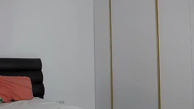 Snapshot of LunaVibes_ chatting on February 17, 2026, 6:00 am LunaVibes online show from February 17, 2026, 6:00 am