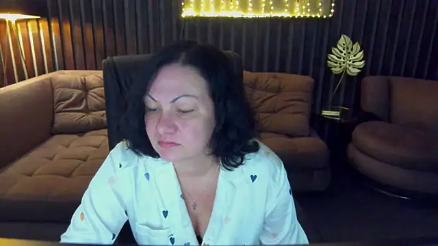 Snapshot of IrissMoon chatting on June 7, 2026, 5:45 am IrissMoon online show from June 7, 2026, 5:45 am