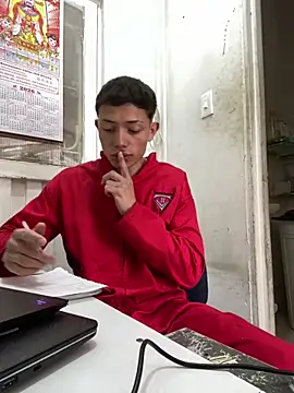 Snapshot of santiObrero chatting on February 2, 2026, 3:11 pm santiObrero online show from February 2, 2026, 3:11 pm