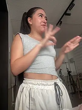 Snapshot of AuroraJohns_Pink chatting on February 8, 2026, 8:39 pm AuroraJohns Pink online show from February 8, 2026, 8:39 pm