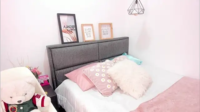 annarosse  online show from February 16, 2026, 12:04 pm