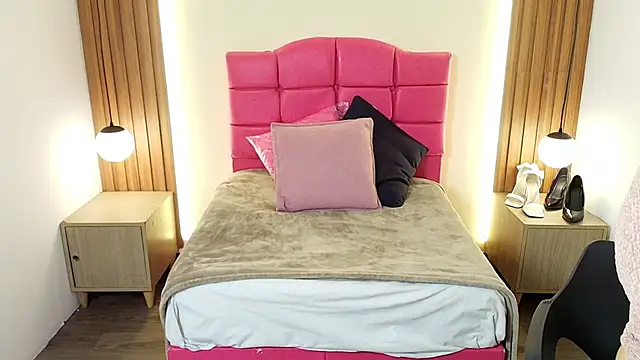 Snapshot of IvonneRoss_ chatting on February 16, 2026, 12:04 pm IvonneRoss online show from February 16, 2026, 12:04 pm