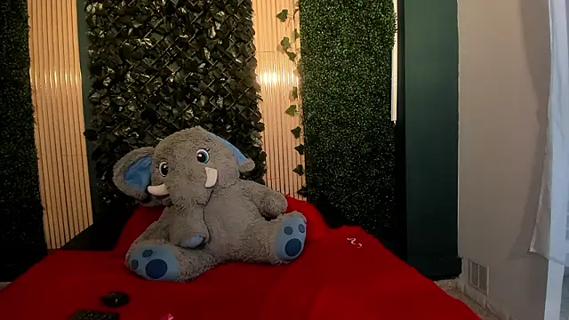 Snapshot of IvyyEmerald chatting on March 6, 2026, 1:06 pm IvyyEmerald online show from March 6, 2026, 1:06 pm