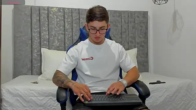 Calvin Hunter online show from April 6, 2026, 12:06 am