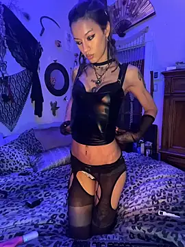 luxxlola online show from February 4, 2026, 1:44 am