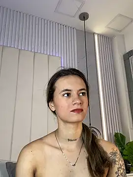 JuliaColemann online show from April 25, 2026, 11:57 am