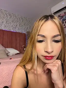 Snapshot of chiarabonds chatting on May 11, 2026, 5:43 pm chiarabonds online show from May 11, 2026, 5:43 pm