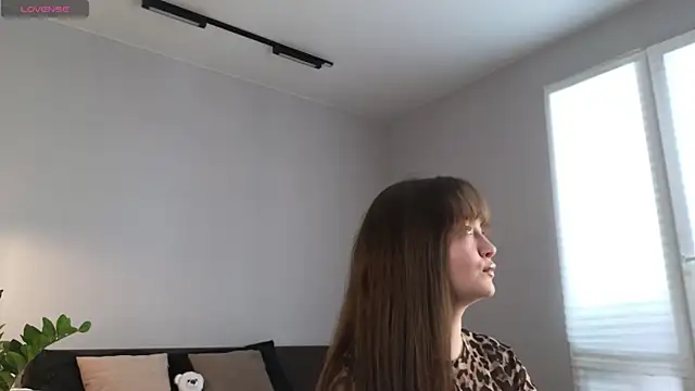 MillaKowal online show from April 11, 2026, 4:20 am