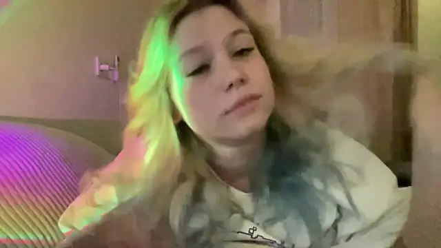 Lulu Di online show from March 22, 2026, 8:43 pm