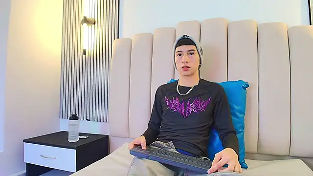 lian cameron online show from March 19, 2026, 3:50 am