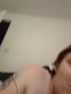 Snapshot of Tiara_XOX chatting on February 11, 2026, 4:01 am Tiara XOX online show from February 11, 2026, 4:01 am