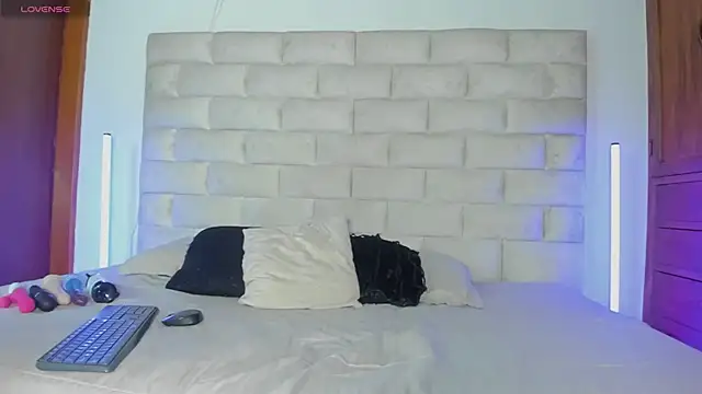 Snapshot of HollyGrey_ chatting on February 26, 2026, 11:32 am HollyGrey online show from February 26, 2026, 11:32 am