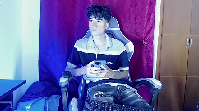 Snapshot of Johnny_cagee_ chatting on February 22, 2026, 12:02 am Johnny cagee online show from February 22, 2026, 12:02 am