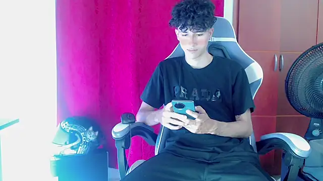 Snapshot of Johnny_cagee_ chatting on February 24, 2026, 12:44 am Johnny cagee online show from February 24, 2026, 12:44 am