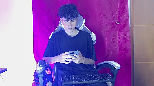 Snapshot of Johnny_cagee_ chatting on February 18, 2026, 1:14 am Johnny cagee online show from February 18, 2026, 1:14 am