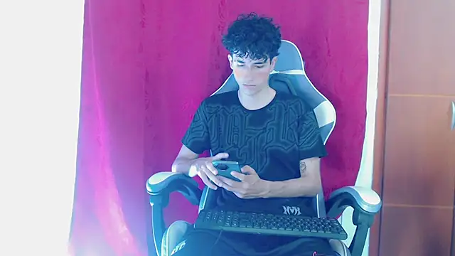 Snapshot of Johnny_cagee_ chatting on February 12, 2026, 11:15 pm Johnny cagee online show from February 12, 2026, 11:15 pm