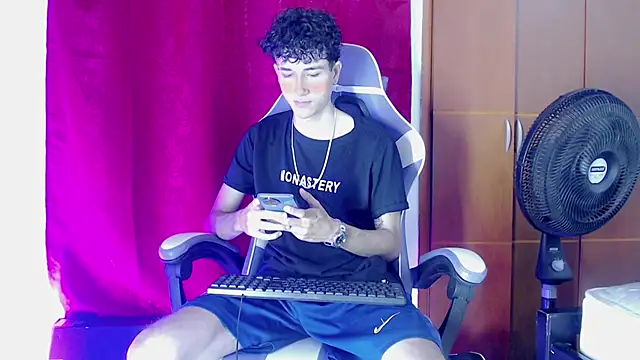 Snapshot of Johnny_cagee_ chatting on February 5, 2026, 11:44 pm Johnny cagee online show from February 5, 2026, 11:44 pm