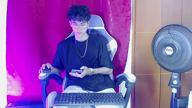 Snapshot of Johnny_cagee_ chatting on February 7, 2026, 11:35 pm Johnny cagee online show from February 7, 2026, 11:35 pm