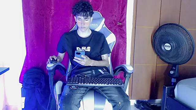 Snapshot of Johnny_cagee_ chatting on February 16, 2026, 11:24 pm Johnny cagee online show from February 16, 2026, 11:24 pm