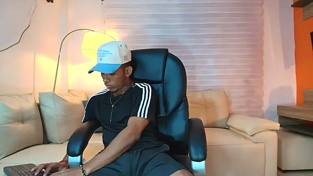 Snapshot of ricky_spensar23cm_ chatting on April 12, 2026, 12:58 am ricky spensar23cm online show from April 12, 2026, 12:58 am