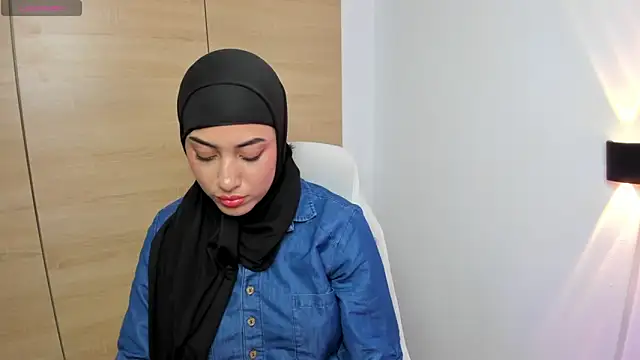 Snapshot of LAY_LA_ chatting on February 13, 2026, 10:10 pm LAY LA online show from February 13, 2026, 10:10 pm